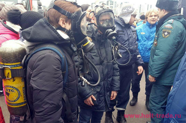 противогаз пожарного с баллонами сжатого воздуха в действии