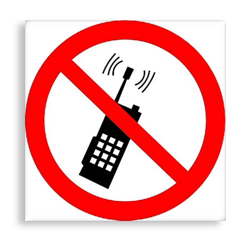 Знак P 18 "Запрещается пользоваться мобильным (сотовым) телефоном или переносной рацией"